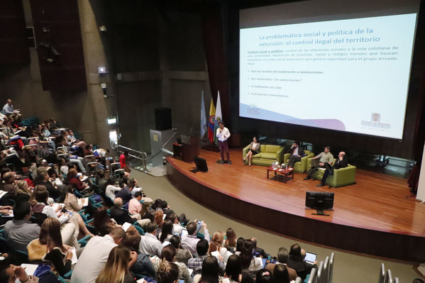 Día de la Prevención del Lavado de Activos
Día de la Prevención del Lavado de Activos
Fecha: Noviembre 2 de 2017
Para descargar esta fotografía en alta resolución, haga clic sobre la imagen hasta que la misma se despliegue en la pantalla completa; luego dé clic derecho y elija la opción "guardar imagen como". 
En caso de publicación por cualquier medio, solicitamos acompañarla del crédito: "Foto EPM"
Palabras clave: Día de la Prevención del Lavado de Activos