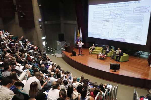 Día de la Prevención del Lavado de Activos
Día de la Prevención del Lavado de Activos
Fecha: Noviembre 2 de 2017
Para descargar esta fotografía en alta resolución, haga clic sobre la imagen hasta que la misma se despliegue en la pantalla completa; luego dé clic derecho y elija la opción "guardar imagen como". 
En caso de publicación por cualquier medio, solicitamos acompañarla del crédito: "Foto EPM"
Palabras clave: Día de la Prevención del Lavado de Activos