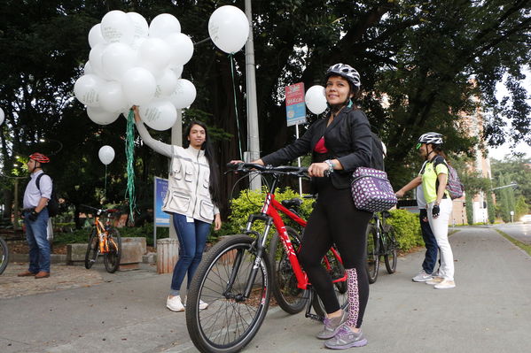 Programa "En bici al trabajo"
Programa "En bici al trabajo"
Fecha: Agosto 14 de 2017
Para descargar esta fotografía en alta resolución, haga clic sobre la imagen hasta que la misma se despliegue en la pantalla completa; luego dé clic derecho y elija la opción "guardar imagen como". 
En caso de publicación por cualquier medio, solicitamos acompañarla del crédito: "Foto EPM"
Palabras clave: Programa "En bici al trabajo"
