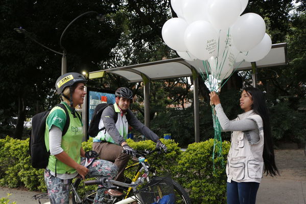 Programa "En bici al trabajo"
Programa "En bici al trabajo"
Fecha: Agosto 14 de 2017
Para descargar esta fotografía en alta resolución, haga clic sobre la imagen hasta que la misma se despliegue en la pantalla completa; luego dé clic derecho y elija la opción "guardar imagen como". 
En caso de publicación por cualquier medio, solicitamos acompañarla del crédito: "Foto EPM"
Palabras clave: Programa "En bici al trabajo"