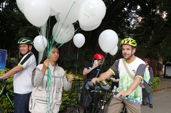 Programa "En bici al trabajo"
Programa "En bici al trabajo"
Fecha: Agosto 14 de 2017
Para descargar esta fotografía en alta resolución, haga clic sobre la imagen hasta que la misma se despliegue en la pantalla completa; luego dé clic derecho y elija la opción "guardar imagen como". 
En caso de publicación por cualquier medio, solicitamos acompañarla del crédito: "Foto EPM"
Palabras clave: Programa "En bici al trabajo"