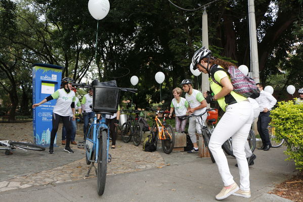 Programa "En bici al trabajo"
Programa "En bici al trabajo"
Fecha: Agosto 14 de 2017
Para descargar esta fotografía en alta resolución, haga clic sobre la imagen hasta que la misma se despliegue en la pantalla completa; luego dé clic derecho y elija la opción "guardar imagen como". 
En caso de publicación por cualquier medio, solicitamos acompañarla del crédito: "Foto EPM"
Palabras clave: Programa "En bici al trabajo"