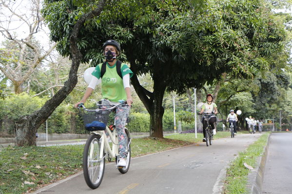 Programa "En bici al trabajo"
Programa "En bici al trabajo"
Fecha: Agosto 14 de 2017
Para descargar esta fotografía en alta resolución, haga clic sobre la imagen hasta que la misma se despliegue en la pantalla completa; luego dé clic derecho y elija la opción "guardar imagen como". 
En caso de publicación por cualquier medio, solicitamos acompañarla del crédito: "Foto EPM"
Palabras clave: Programa "En bici al trabajo"