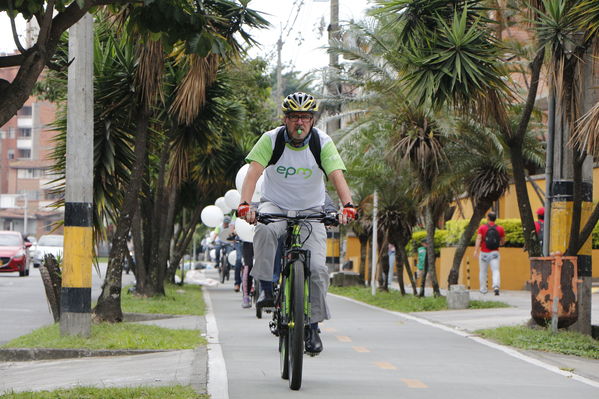 Programa "En bici al trabajo"
Programa "En bici al trabajo"
Fecha: Agosto 14 de 2017
Para descargar esta fotografía en alta resolución, haga clic sobre la imagen hasta que la misma se despliegue en la pantalla completa; luego dé clic derecho y elija la opción "guardar imagen como". 
En caso de publicación por cualquier medio, solicitamos acompañarla del crédito: "Foto EPM"
Palabras clave: Programa "En bici al trabajo"