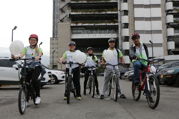 Programa "En bici al trabajo"
Programa "En bici al trabajo"
Fecha: Agosto 14 de 2017
Para descargar esta fotografía en alta resolución, haga clic sobre la imagen hasta que la misma se despliegue en la pantalla completa; luego dé clic derecho y elija la opción "guardar imagen como". 
En caso de publicación por cualquier medio, solicitamos acompañarla del crédito: "Foto EPM"
Palabras clave: Programa "En bici al trabajo"