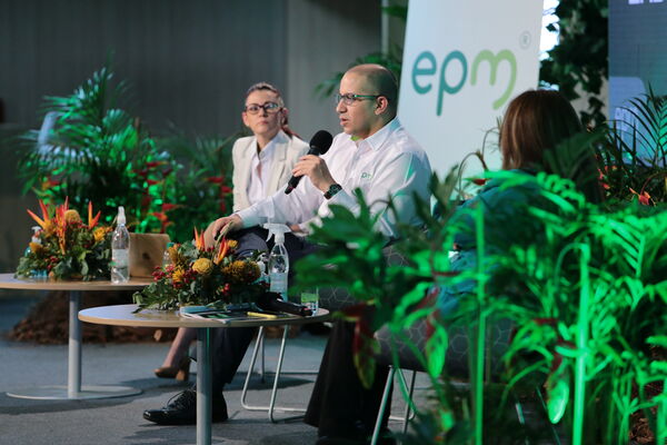 15 Encuentro Inversionistas 2021 
15 Encuentro Inversionistas 2021. 
Fecha: 13 Mayo 2021
Para descargar esta fotografía en alta resolución, haga clic sobre la imagen hasta que la misma se despliegue en la pantalla completa; luego dé clic derecho y elija la opción "guardar imagen como". 
En caso de publicación por cualquier medio, solicitamos acompañarla del crédito: "Foto EPM"
Palabras clave: 15 Encuentro Inversionistas 2021