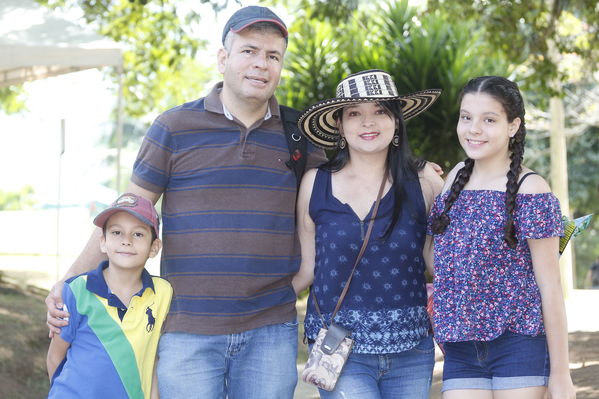 Día de la Familia EPM 2017
Día de la Familia EPM 2017
Fecha: Julio 16 de 2017
Para descargar esta fotografía en alta resolución, haga clic sobre la imagen hasta que la misma se despliegue en la pantalla completa; luego dé clic derecho y elija la opción "guardar imagen como". 
En caso de publicación por cualquier medio, solicitamos acompañarla del crédito: "Foto EPM"
Palabras clave: Día Familia EPM 2017