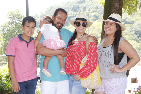 Día de la Familia EPM 2017
Día de la Familia EPM 2017
Fecha: Julio 16 de 2017
Para descargar esta fotografía en alta resolución, haga clic sobre la imagen hasta que la misma se despliegue en la pantalla completa; luego dé clic derecho y elija la opción "guardar imagen como". 
En caso de publicación por cualquier medio, solicitamos acompañarla del crédito: "Foto EPM"
Palabras clave: Día Familia EPM 2017