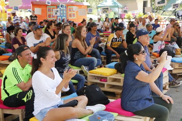 Día de la Familia EPM 2017
Día de la Familia EPM 2017
Fecha: Julio 16 de 2017
Para descargar esta fotografía en alta resolución, haga clic sobre la imagen hasta que la misma se despliegue en la pantalla completa; luego dé clic derecho y elija la opción "guardar imagen como". 
En caso de publicación por cualquier medio, solicitamos acompañarla del crédito: "Foto EPM"
Palabras clave: Día Familia EPM 2017