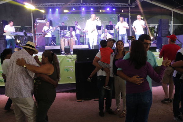 Día de la Familia EPM 2017
Día de la Familia EPM 2017
Fecha: Julio 16 de 2017
Para descargar esta fotografía en alta resolución, haga clic sobre la imagen hasta que la misma se despliegue en la pantalla completa; luego dé clic derecho y elija la opción "guardar imagen como". 
En caso de publicación por cualquier medio, solicitamos acompañarla del crédito: "Foto EPM"

Palabras clave: Día Familia EPM 2017