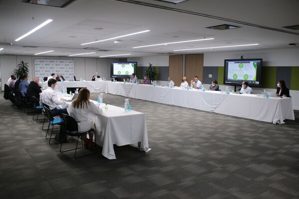 Reunión Gerente EPM con alcaldes región Norte Nordeste
Reunión Gerente EPM con alcaldes región Norte Nordeste
Fecha: 13 Agosto 2021
Para descargar esta fotografía en alta resolución, haga clic sobre la imagen hasta que la misma se despliegue en la pantalla completa; luego dé clic derecho y elija la opción "guardar imagen como". 
En caso de publicación por cualquier medio, solicitamos acompañarla del crédito: "Foto EPM"
Palabras clave: Reunión Gerente EPM con alcaldes región Norte Nordeste