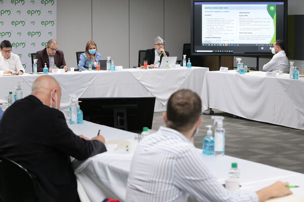 Reunión Gerente EPM con alcaldes región Norte Nordeste
Reunión Gerente EPM con alcaldes región Norte Nordeste
Fecha: 13 Agosto 2021
Para descargar esta fotografía en alta resolución, haga clic sobre la imagen hasta que la misma se despliegue en la pantalla completa; luego dé clic derecho y elija la opción "guardar imagen como". 
En caso de publicación por cualquier medio, solicitamos acompañarla del crédito: "Foto EPM"
Palabras clave: Reunión Gerente EPM con alcaldes región Norte Nordeste