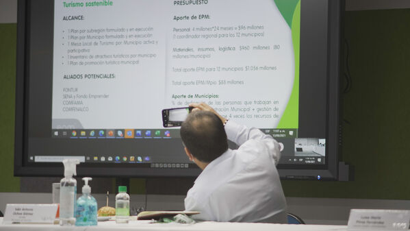Reunión gerente EPM alcaldes regiones norte - noreste
Reunión gerente EPM alcaldes regiones norte - noreste
Fecha: 13 Agosto 2021
Para descargar esta fotografía en alta resolución, haga clic sobre la imagen hasta que la misma se despliegue en la pantalla completa; luego dé clic derecho y elija la opción "guardar imagen como". 
En caso de publicación por cualquier medio, solicitamos acompañarla del crédito: "Foto EPM"
Palabras clave: Reunión gerente EPM alcaldes regiones norte - noreste