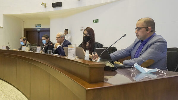 Sesión del Consejo sobre el proceso de enajenación de acciones de UNE e Invertelco
Sesión del Consejo sobre el proceso de enajenación de acciones de UNE e Invertelco
Fecha: 19 Agosto 2021
Para descargar esta fotografía en alta resolución, haga clic sobre la imagen hasta que la misma se despliegue en la pantalla completa; luego dé clic derecho y elija la opción "guardar imagen como". 
En caso de publicación por cualquier medio, solicitamos acompañarla del crédito: "Foto EPM"
Palabras clave: Sesión  Consejo sobre proceso enajenación acciones  UNE  Invertelco