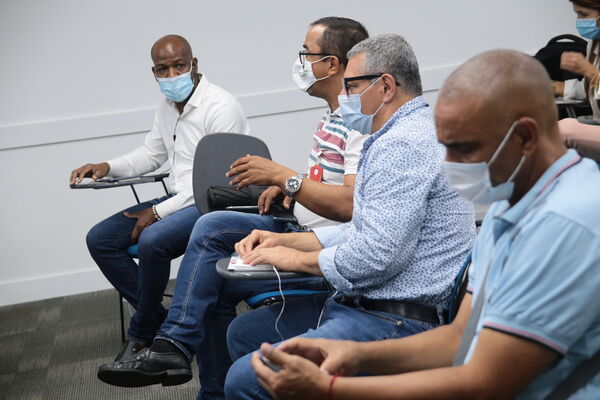 Socialización enajenación acciones EPM UNE Asocomunal
Socialización enajenación acciones EPM UNE Asocomunal
Fecha: 12 Agosto 2021
Para descargar esta fotografía en alta resolución, haga clic sobre la imagen hasta que la misma se despliegue en la pantalla completa; luego dé clic derecho y elija la opción "guardar imagen como". 
En caso de publicación por cualquier medio, solicitamos acompañarla del crédito: "Foto EPM"
Palabras clave: Socialización enajenación acciones EPM UNE Asocomunal