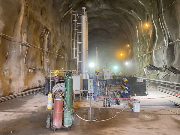 2021 17 Noviembre Trabajos subacuáticos Hidroituango 
Trabajos subacuáticos Hidroituango
Fecha: Noviembre 17 2021.
Para descargar esta fotografía en alta resolución, haga clic sobre la imagen hasta que la misma se despliegue en la pantalla completa; luego dé clic derecho y elija la opción "guardar imagen como". 
En caso de publicación por cualquier medio, solicitamos acompañarla del crédito: "Foto EPM"
Palabras clave: Trabajos subacuáticos Hidroituango