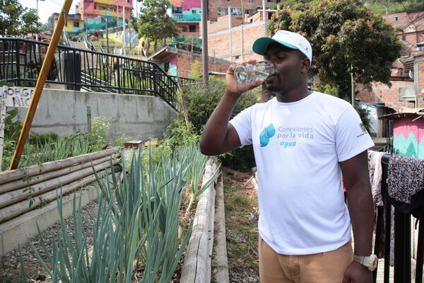 Conexiones por la Vida Barrio Esfuerzos de Paz
Conexiones por la Vida Barrio Esfuerzos de Paz
Fecha: 13 Agosto 2021
Para descargar esta fotografía en alta resolución, haga clic sobre la imagen hasta que la misma se despliegue en la pantalla completa; luego dé clic derecho y elija la opción "guardar imagen como". 
En caso de publicación por cualquier medio, solicitamos acompañarla del crédito: "Foto EPM"
Palabras clave: Conexiones por la Vida Barrio Esfuerzos de Paz