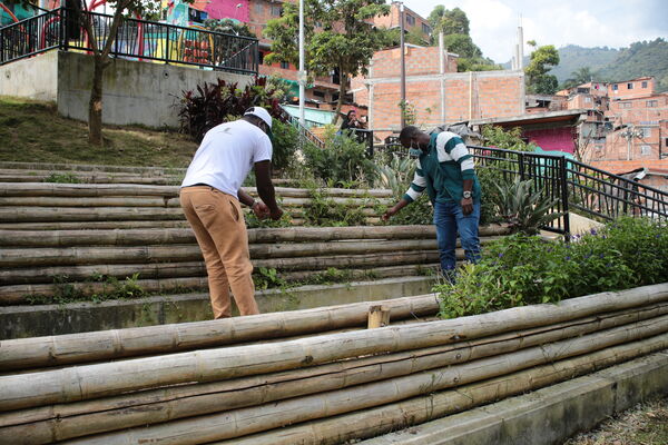 Conexiones por la Vida Barrio Esfuerzos de Paz
Conexiones por la Vida Barrio Esfuerzos de Paz
Fecha: 13 Agosto 2021
Para descargar esta fotografía en alta resolución, haga clic sobre la imagen hasta que la misma se despliegue en la pantalla completa; luego dé clic derecho y elija la opción "guardar imagen como". 
En caso de publicación por cualquier medio, solicitamos acompañarla del crédito: "Foto EPM"
Palabras clave: Conexiones por la Vida Barrio Esfuerzos de Paz