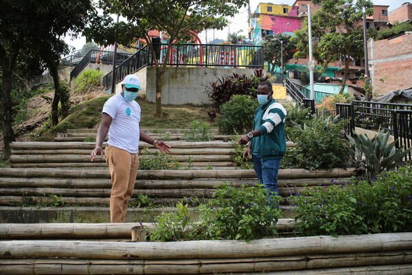 Conexiones por la Vida Barrio Esfuerzos de Paz
Conexiones por la Vida Barrio Esfuerzos de Paz
Fecha: 13 Agosto 2021
Para descargar esta fotografía en alta resolución, haga clic sobre la imagen hasta que la misma se despliegue en la pantalla completa; luego dé clic derecho y elija la opción "guardar imagen como". 
En caso de publicación por cualquier medio, solicitamos acompañarla del crédito: "Foto EPM"
Palabras clave: Conexiones por la Vida Barrio Esfuerzos de Paz