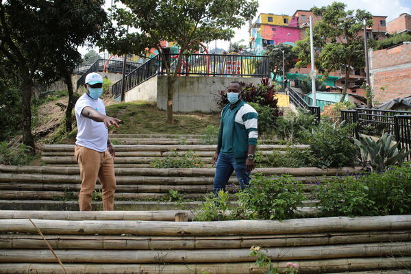 Conexiones por la Vida Barrio Esfuerzos de Paz
Conexiones por la Vida Barrio Esfuerzos de Paz
Fecha: 13 Agosto 2021
Para descargar esta fotografía en alta resolución, haga clic sobre la imagen hasta que la misma se despliegue en la pantalla completa; luego dé clic derecho y elija la opción "guardar imagen como". 
En caso de publicación por cualquier medio, solicitamos acompañarla del crédito: "Foto EPM"
Palabras clave: Conexiones por la Vida Barrio Esfuerzos de Paz