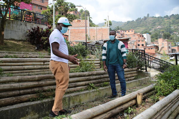 Conexiones por la Vida Barrio Esfuerzos de Paz
Conexiones por la Vida Barrio Esfuerzos de Paz
Fecha: 13 Agosto 2021
Para descargar esta fotografía en alta resolución, haga clic sobre la imagen hasta que la misma se despliegue en la pantalla completa; luego dé clic derecho y elija la opción "guardar imagen como". 
En caso de publicación por cualquier medio, solicitamos acompañarla del crédito: "Foto EPM"
Palabras clave: Conexiones por la Vida Barrio Esfuerzos de Paz