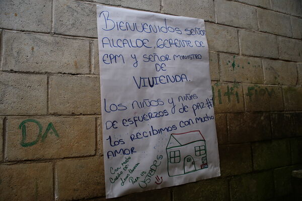 Conexiones por la Vida Barrio Esfuerzos de Paz
Conexiones por la Vida Barrio Esfuerzos de Paz
Fecha: 13 Agosto 2021
Para descargar esta fotografía en alta resolución, haga clic sobre la imagen hasta que la misma se despliegue en la pantalla completa; luego dé clic derecho y elija la opción "guardar imagen como". 
En caso de publicación por cualquier medio, solicitamos acompañarla del crédito: "Foto EPM"
Palabras clave: Conexiones por la Vida Barrio Esfuerzos de Paz
