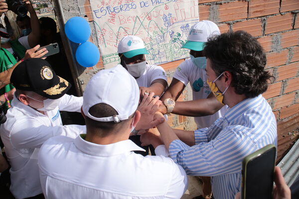 Conexiones por la Vida Barrio Esfuerzos de Paz
Conexiones por la Vida Barrio Esfuerzos de Paz
Fecha: 13 Agosto 2021
Para descargar esta fotografía en alta resolución, haga clic sobre la imagen hasta que la misma se despliegue en la pantalla completa; luego dé clic derecho y elija la opción "guardar imagen como". 
En caso de publicación por cualquier medio, solicitamos acompañarla del crédito: "Foto EPM"
Palabras clave: Conexiones por la Vida Barrio Esfuerzos de Paz