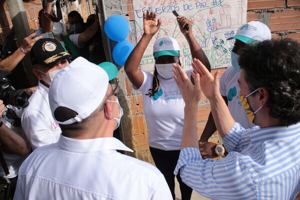 Conexiones por la Vida Barrio Esfuerzos de Paz
Conexiones por la Vida Barrio Esfuerzos de Paz
Fecha: 13 Agosto 2021
Para descargar esta fotografía en alta resolución, haga clic sobre la imagen hasta que la misma se despliegue en la pantalla completa; luego dé clic derecho y elija la opción "guardar imagen como". 
En caso de publicación por cualquier medio, solicitamos acompañarla del crédito: "Foto EPM"
Palabras clave: Conexiones por la Vida Barrio Esfuerzos de Paz