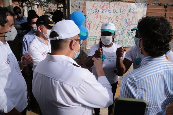 Conexiones por la Vida Barrio Esfuerzos de Paz
Conexiones por la Vida Barrio Esfuerzos de Paz
Fecha: 13 Agosto 2021
Para descargar esta fotografía en alta resolución, haga clic sobre la imagen hasta que la misma se despliegue en la pantalla completa; luego dé clic derecho y elija la opción "guardar imagen como". 
En caso de publicación por cualquier medio, solicitamos acompañarla del crédito: "Foto EPM"
Palabras clave: Conexiones por la Vida Barrio Esfuerzos de Paz