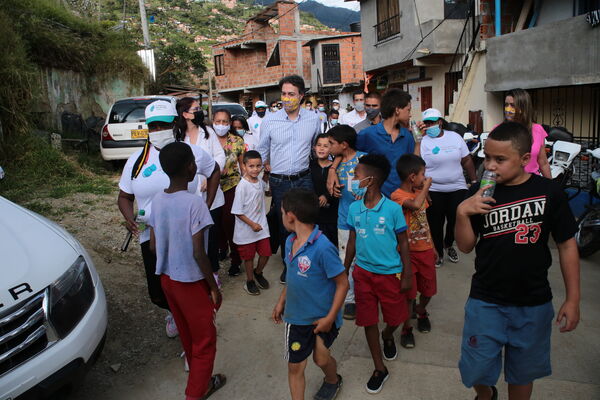 Conexiones por la Vida Barrio Esfuerzos de Paz
Conexiones por la Vida Barrio Esfuerzos de Paz
Fecha: 13 Agosto 2021
Para descargar esta fotografía en alta resolución, haga clic sobre la imagen hasta que la misma se despliegue en la pantalla completa; luego dé clic derecho y elija la opción "guardar imagen como". 
En caso de publicación por cualquier medio, solicitamos acompañarla del crédito: "Foto EPM"
Palabras clave: Conexiones por la Vida Barrio Esfuerzos de Paz
