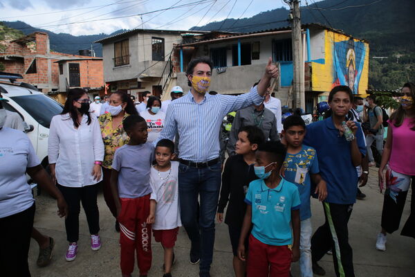 Conexiones por la Vida Barrio Esfuerzos de Paz
Conexiones por la Vida Barrio Esfuerzos de Paz
Fecha: 13 Agosto 2021
Para descargar esta fotografía en alta resolución, haga clic sobre la imagen hasta que la misma se despliegue en la pantalla completa; luego dé clic derecho y elija la opción "guardar imagen como". 
En caso de publicación por cualquier medio, solicitamos acompañarla del crédito: "Foto EPM"
Palabras clave: Conexiones por la Vida Barrio Esfuerzos de Paz