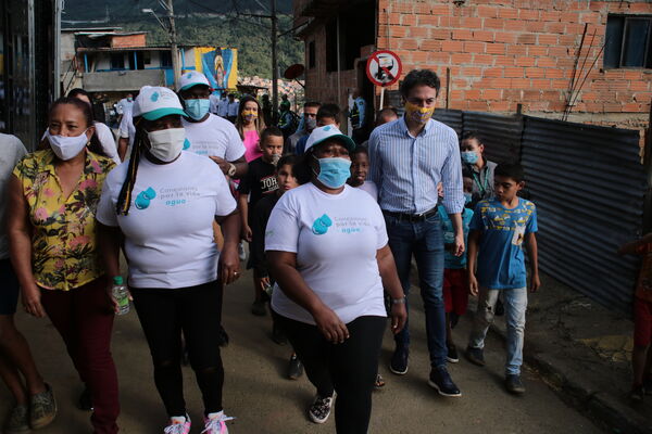 Conexiones por la Vida Barrio Esfuerzos de Paz
Conexiones por la Vida Barrio Esfuerzos de Paz
Fecha: 13 Agosto 2021
Para descargar esta fotografía en alta resolución, haga clic sobre la imagen hasta que la misma se despliegue en la pantalla completa; luego dé clic derecho y elija la opción "guardar imagen como". 
En caso de publicación por cualquier medio, solicitamos acompañarla del crédito: "Foto EPM"
Palabras clave: Conexiones por la Vida Barrio Esfuerzos de Paz