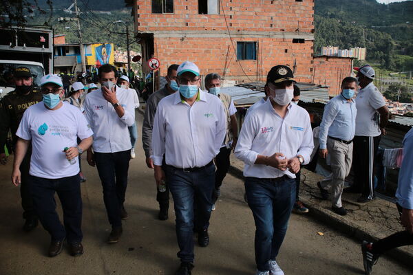 Conexiones por la Vida Barrio Esfuerzos de Paz
Conexiones por la Vida Barrio Esfuerzos de Paz
Fecha: 13 Agosto 2021
Para descargar esta fotografía en alta resolución, haga clic sobre la imagen hasta que la misma se despliegue en la pantalla completa; luego dé clic derecho y elija la opción "guardar imagen como". 
En caso de publicación por cualquier medio, solicitamos acompañarla del crédito: "Foto EPM"
Palabras clave: Conexiones por la Vida Barrio Esfuerzos de Paz