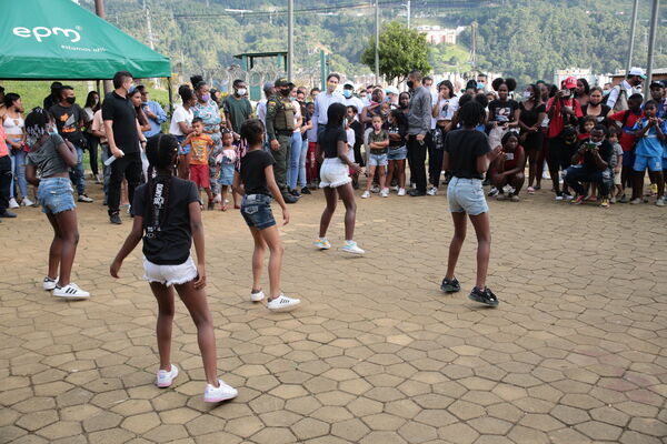 Conexiones por la Vida Barrio Esfuerzos de Paz
Conexiones por la Vida Barrio Esfuerzos de Paz
Fecha: 13 Agosto 2021
Para descargar esta fotografía en alta resolución, haga clic sobre la imagen hasta que la misma se despliegue en la pantalla completa; luego dé clic derecho y elija la opción "guardar imagen como". 
En caso de publicación por cualquier medio, solicitamos acompañarla del crédito: "Foto EPM"
Palabras clave: Conexiones por la Vida Barrio Esfuerzos de Paz