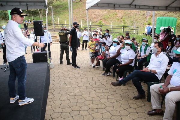 Conexiones por la Vida Barrio Esfuerzos de Paz
Conexiones por la Vida Barrio Esfuerzos de Paz
Fecha: 13 Agosto 2021
Para descargar esta fotografía en alta resolución, haga clic sobre la imagen hasta que la misma se despliegue en la pantalla completa; luego dé clic derecho y elija la opción "guardar imagen como". 
En caso de publicación por cualquier medio, solicitamos acompañarla del crédito: "Foto EPM"
Palabras clave: Conexiones por la Vida Barrio Esfuerzos de Paz