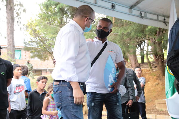 Conexiones por la Vida Barrio Esfuerzos de Paz
Conexiones por la Vida Barrio Esfuerzos de Paz
Fecha: 13 Agosto 2021
Para descargar esta fotografía en alta resolución, haga clic sobre la imagen hasta que la misma se despliegue en la pantalla completa; luego dé clic derecho y elija la opción "guardar imagen como". 
En caso de publicación por cualquier medio, solicitamos acompañarla del crédito: "Foto EPM"
Palabras clave: Conexiones por la Vida Barrio Esfuerzos de Paz