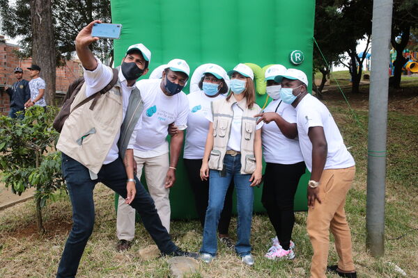 Conexiones por la Vida Barrio Esfuerzos de Paz
Conexiones por la Vida Barrio Esfuerzos de Paz
Fecha: 13 Agosto 2021
Para descargar esta fotografía en alta resolución, haga clic sobre la imagen hasta que la misma se despliegue en la pantalla completa; luego dé clic derecho y elija la opción "guardar imagen como". 
En caso de publicación por cualquier medio, solicitamos acompañarla del crédito: "Foto EPM"
Palabras clave: Conexiones porla Vida Barrio Esfuerzos Paz