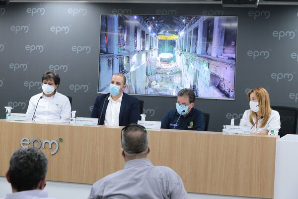 Rueda de prensa Hidroituango
Rueda de prensa Hidroituango
Fecha: 20 Agosto 2021
Para descargar esta fotografía en alta resolución, haga clic sobre la imagen hasta que la misma se despliegue en la pantalla completa; luego dé clic derecho y elija la opción "guardar imagen como". 
En caso de publicación por cualquier medio, solicitamos acompañarla del crédito: "Foto EPM"
Palabras clave: Rueda de prensa Hidroituango