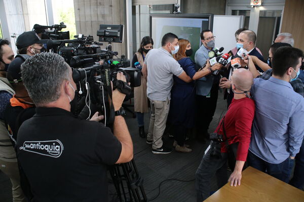 Rueda de prensa Hidroituango
Rueda de prensa Hidroituango
Fecha: 20 Agosto 2021
Para descargar esta fotografía en alta resolución, haga clic sobre la imagen hasta que la misma se despliegue en la pantalla completa; luego dé clic derecho y elija la opción "guardar imagen como". 
En caso de publicación por cualquier medio, solicitamos acompañarla del crédito: "Foto EPM"
Palabras clave: Rueda de prensa Hidroituango