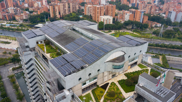 Paneles Solares Edificio EPM
Paneles Solares Edificio EPM
Fecha: 3 Agosto 2021
Para descargar esta fotografía en alta resolución, haga clic sobre la imagen hasta que la misma se despliegue en la pantalla completa; luego dé clic derecho y elija la opción "guardar imagen como". 
En caso de publicación por cualquier medio, solicitamos acompañarla del crédito: "Foto EPM"
Palabras clave: Paneles Solares Edificio EPM