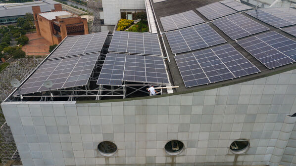 Paneles Solares Edificio EPM
Paneles Solares Edificio EPM
Fecha: 3 Agosto 2021
Para descargar esta fotografía en alta resolución, haga clic sobre la imagen hasta que la misma se despliegue en la pantalla completa; luego dé clic derecho y elija la opción "guardar imagen como". 
En caso de publicación por cualquier medio, solicitamos acompañarla del crédito: "Foto EPM"
Palabras clave: Paneles Solares Edificio EPM