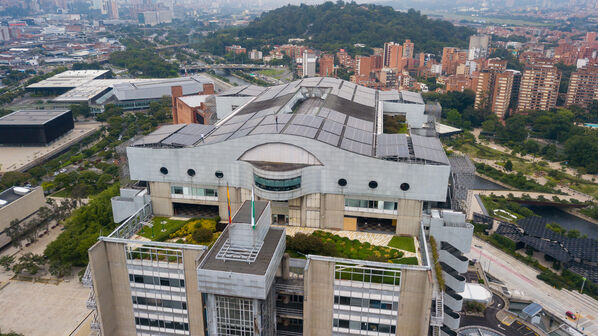 Paneles Solares Edificio EPM
Paneles Solares Edificio EPM
Fecha: 3 Agosto 2021
Para descargar esta fotografía en alta resolución, haga clic sobre la imagen hasta que la misma se despliegue en la pantalla completa; luego dé clic derecho y elija la opción "guardar imagen como". 
En caso de publicación por cualquier medio, solicitamos acompañarla del crédito: "Foto EPM"
Palabras clave: Paneles Solares Edificio EPM