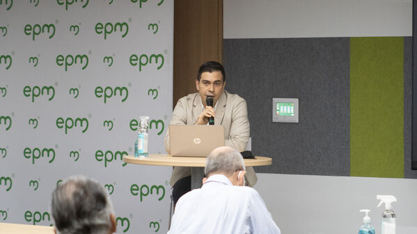 Reunión con medios de comunicación independientes
Reunión con medios de comunicación independientes
Fecha: 11 Agosto 2021
Para descargar esta fotografía en alta resolución, haga clic sobre la imagen hasta que la misma se despliegue en la pantalla completa; luego dé clic derecho y elija la opción "guardar imagen como". 
En caso de publicación por cualquier medio, solicitamos acompañarla del crédito: "Foto EPM"
Palabras clave: Reunión con medios de comunicación independientes