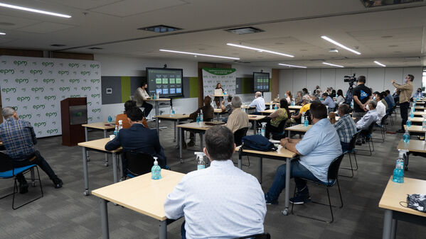 Reunión con medios de comunicación independientes
Reunión con medios de comunicación independientes
Fecha: 11 Agosto 2021
Para descargar esta fotografía en alta resolución, haga clic sobre la imagen hasta que la misma se despliegue en la pantalla completa; luego dé clic derecho y elija la opción "guardar imagen como". 
En caso de publicación por cualquier medio, solicitamos acompañarla del crédito: "Foto EPM"
Palabras clave: Reunión con medios de comunicación independientes