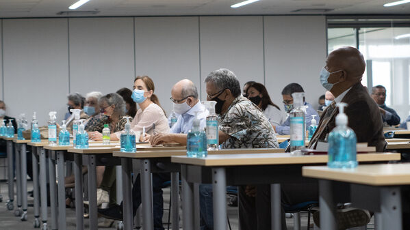 Reunión con medios de comunicación independientes
Reunión con medios de comunicación independientes
Fecha: 11 Agosto 2021
Para descargar esta fotografía en alta resolución, haga clic sobre la imagen hasta que la misma se despliegue en la pantalla completa; luego dé clic derecho y elija la opción "guardar imagen como". 
En caso de publicación por cualquier medio, solicitamos acompañarla del crédito: "Foto EPM"
Palabras clave: Reunión con medios de comunicación independientes