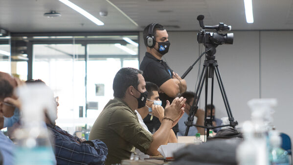 Reunión con medios de comunicación independientes
Reunión con medios de comunicación independientes
Fecha: 11 Agosto 2021
Para descargar esta fotografía en alta resolución, haga clic sobre la imagen hasta que la misma se despliegue en la pantalla completa; luego dé clic derecho y elija la opción "guardar imagen como". 
En caso de publicación por cualquier medio, solicitamos acompañarla del crédito: "Foto EPM"
Palabras clave: Reunión con medios de comunicación independientes