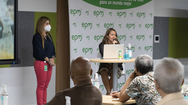 Reunión con medios de comunicación independientes
Reunión con medios de comunicación independientes
Fecha: 11 Agosto 2021
Para descargar esta fotografía en alta resolución, haga clic sobre la imagen hasta que la misma se despliegue en la pantalla completa; luego dé clic derecho y elija la opción "guardar imagen como". 
En caso de publicación por cualquier medio, solicitamos acompañarla del crédito: "Foto EPM"
Palabras clave: Reunión con medios de comunicación independientes