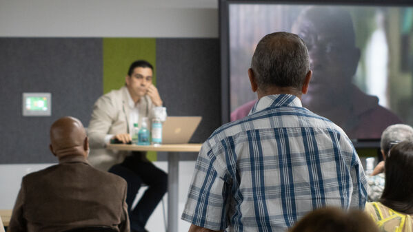 Reunión con medios de comunicación independientes
Reunión con medios de comunicación independientes
Fecha: 11 Agosto 2021
Para descargar esta fotografía en alta resolución, haga clic sobre la imagen hasta que la misma se despliegue en la pantalla completa; luego dé clic derecho y elija la opción "guardar imagen como". 
En caso de publicación por cualquier medio, solicitamos acompañarla del crédito: "Foto EPM"
Palabras clave: Reunión con medios de comunicación independientes