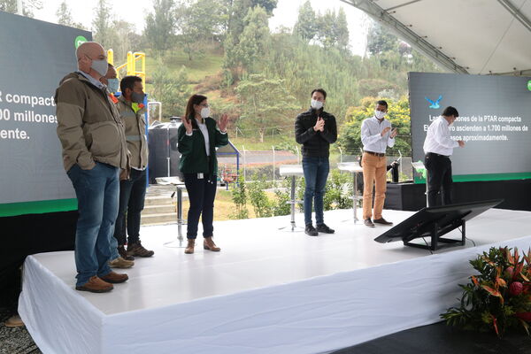 Inauguración PTAR Escobero
Inauguración PTAR Escobero
Fecha: 4 Febrero 2021.
Para descargar esta fotografía en alta resolución, haga clic sobre la imagen hasta que la misma se despliegue en la pantalla completa; luego dé clic derecho y elija la opción "guardar imagen como". 
En caso de publicación por cualquier medio, solicitamos acompañarla del crédito: "Foto EPM"
Palabras clave: Inauguración PTAR Escobero