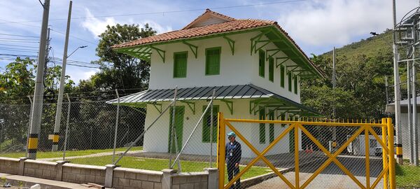 Casa del Ingeniero, subestación El Limón
Casa del Ingeniero, subestación El Limón
Fecha: 12 Julio 2021.
Para descargar esta fotografía en alta resolución, haga clic sobre la imagen hasta que la misma se despliegue en la pantalla completa; luego dé clic derecho y elija la opción "guardar imagen como". 
En caso de publicación por cualquier medio, solicitamos acompañarla del crédito: "Foto EPM"
Palabras clave: Casa del Ingeniero, subestación El Limón